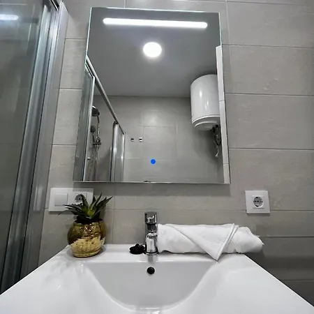 Apartment Gatu Lucero, Preferente Mayores De 25 Anos Y Familias *